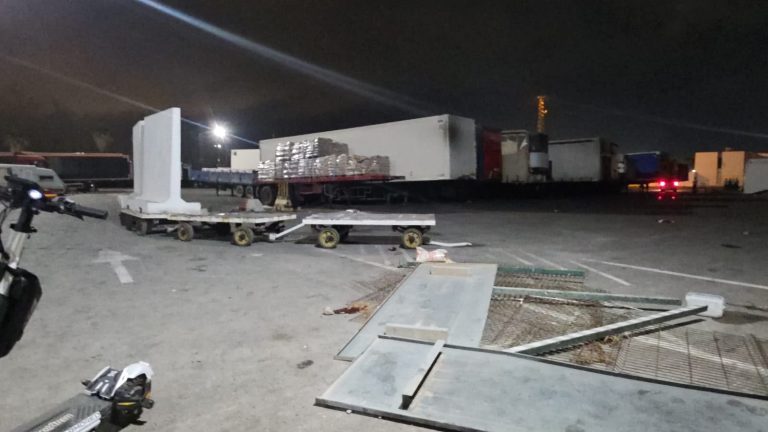 عملية تخريب وسرقة تستهدف شاحنات محملة بمواد غذائية بميناء الناظور
