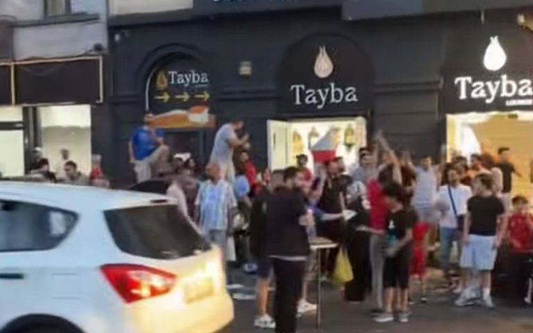 بروكسل.. محل حلويات سوري يوزع الحلويات مجانا احتفالا بإنجاز أسود الأطلس