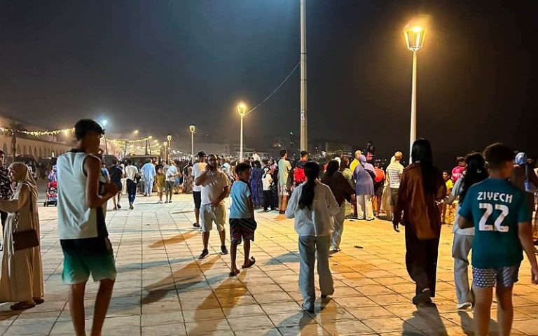 اكتظاظ بمدينة الفنيدق بسبب توافد شبان وقاصرين راغبين في الهجرة