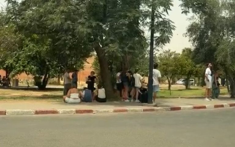حرارة مراكش المرتفعة ترهق الزوار.. سياح يلجؤون إلى ظلال الأشجار