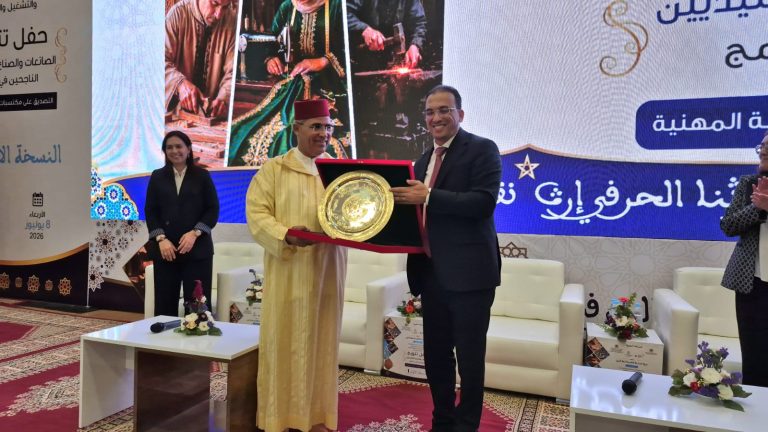 وجدة.. السعدي يُوزع شواهد التجربة المهنية على الصانعات والصناع التقليديين بالشرق (فيديو)