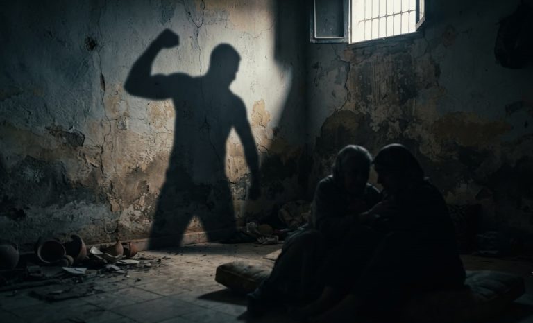 احتجاز وتهديد بالقتل.. مجرم روع حي أولاد ميمون ويهدد حياة والديه بالناظور