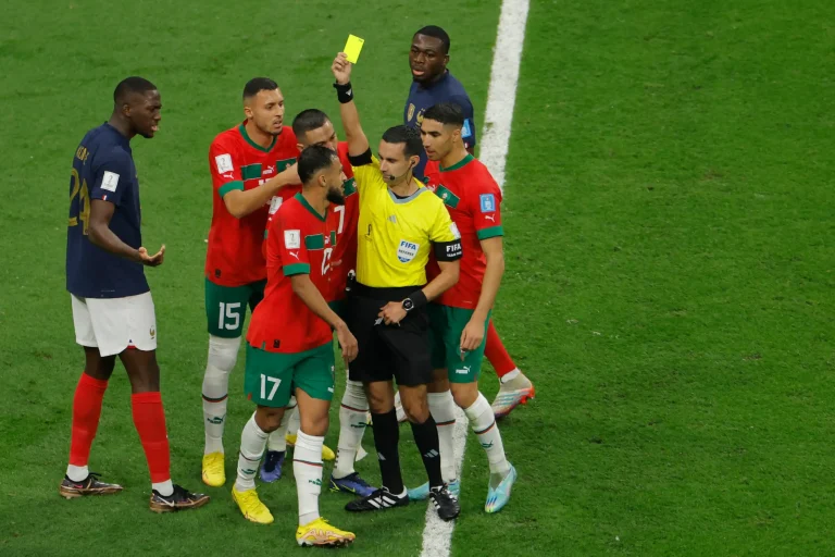 التحكيم يثير مخاوف الجماهير المغربية قبل مواجهة فرنسا في ربع نهائي كأس العالم