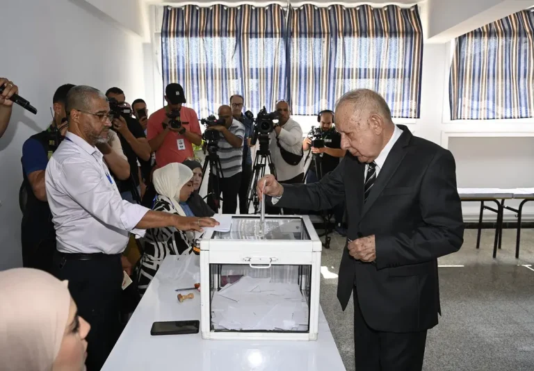تقرير: الزي العسكري في الجزائر أثقل من صناديق الاقتراع
