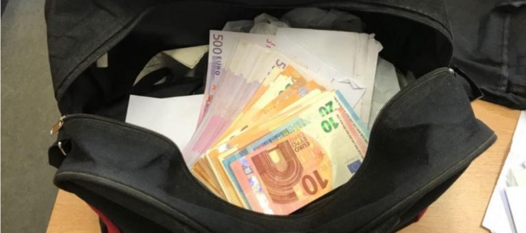 واقعة تهز تركيا.. عامل نظافة يعثر على حقيبة مليئة بالذهب والمال ويسلمها للشرطة