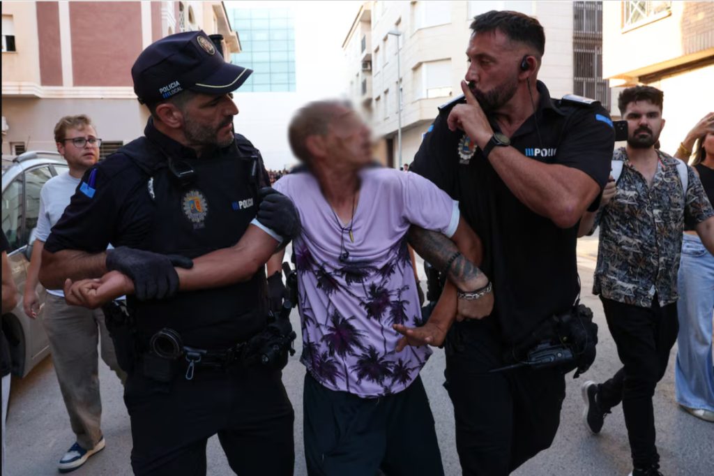 القضاء الإسباني يرفض وقف ترحيل مغربي طلب اللجوء بدعوى معارضته للنظام