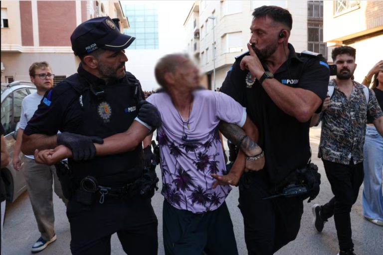 القضاء الإسباني يرفض وقف ترحيل مغربي طلب اللجوء بدعوى معارضته للنظام