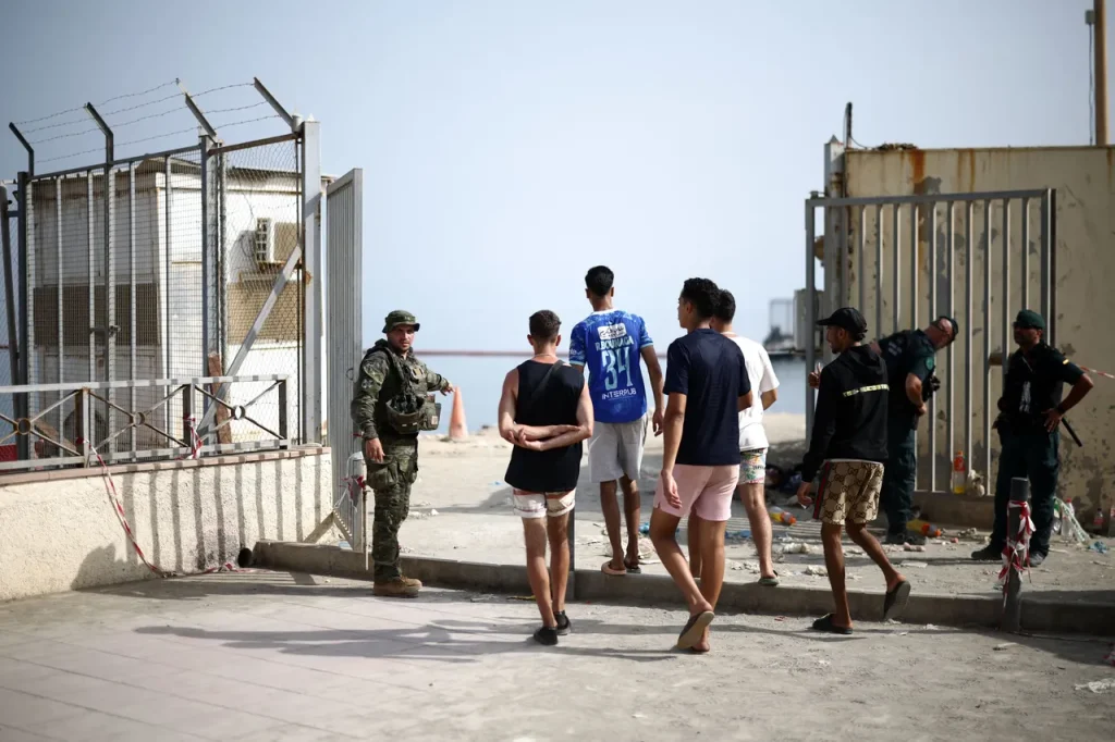 نقل سجناء من سبتة المحتلة إلى إسبانيا لتخفيف الضغط بعد موجة العبور
