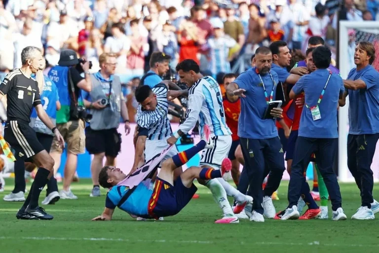 فيفا يعاقب الأرجنتين بعد أحداث نهائي المونديال.. غرامات وإيقافات بالجملة