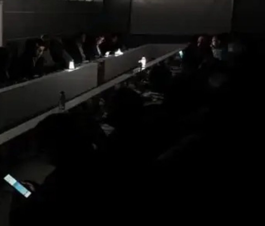إيران.. انقطاع الكهرباء داخل البرلمان أثناء مناقشة أزمة انقطاع الكهرباء في البلاد