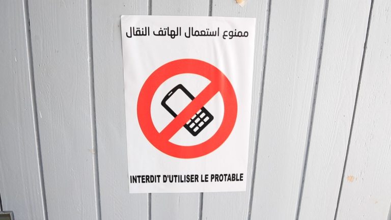 الهاتف داخل المعزل الانتخابي.. هل يمكن منع التصوير للحد من شراء الأصوات؟