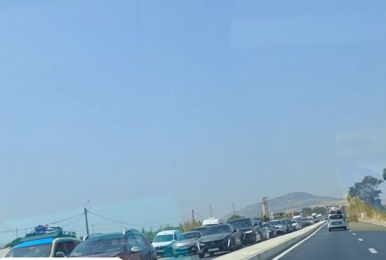 اختناق مروري بين طنجة وتطوان بسبب تشديد تفتيش شباب يُشتبه في توجههم نحو سبتة المحتلة
