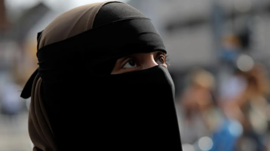 البرتغال تعتمد قانوناً يمنع ارتداء النقاب في الأماكن العامة وغرامات تصل إلى 3000 يورو
