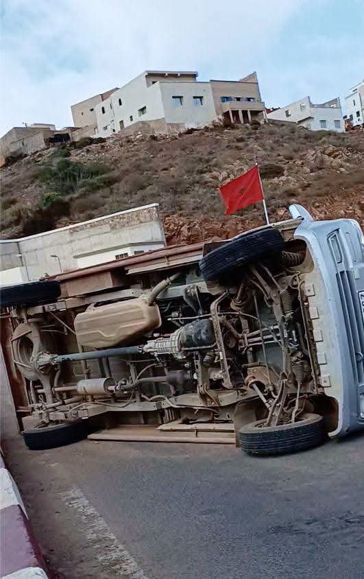 سيدي إفني.. انقلاب سيارة لنقل البضائع يخلف إصابات بميرلفت