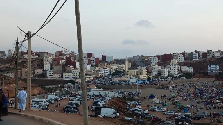 سيدي إفني.. إقبال كبير على شاطئ ميرلفت وسط ضعف البنية التحتية