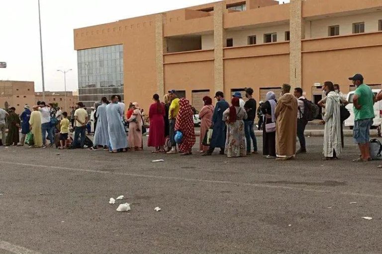 تزنيت.. أزمة نقل خانقة وطوابير طويلة في محطة سيارات الأجرة