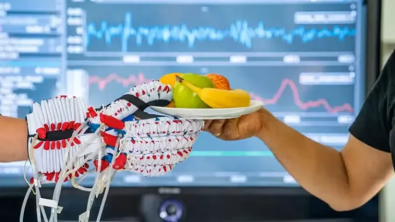 قفاز روبوتي يترجم نية الحركة إلى فعل.. تقنية جديدة لمساعدة المصابين بالشلل