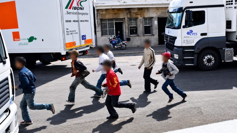الناظور.. ترحيل العشرات من المرشحين للهجرة نحو مليلية المحتلة إلى خارج الإقليم عبر حافلات