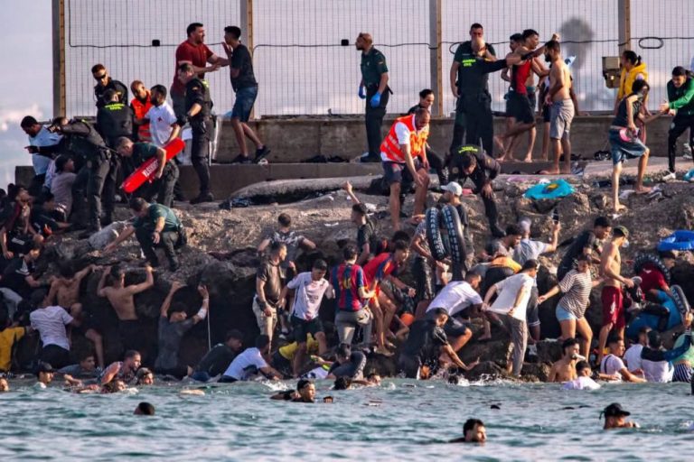 مجلس حقوق الإنسان يكشف حصيلة صادمة لتداعيات العبور الجماعي نحو سبتة ومليلية المحتلتين