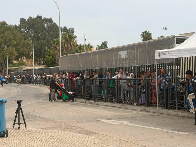كانوا عالقين لساعات.. 300 شخص يعبرون معبر مليلية المحتلة سيراً على الأقدام