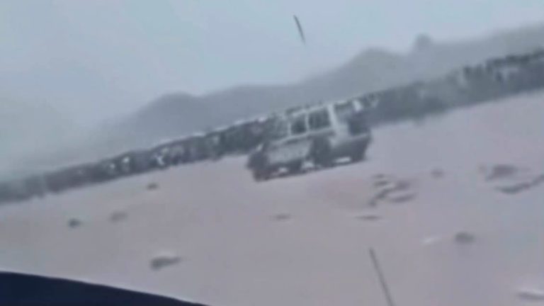 الجيش الجزائري ينقل أعدادا من المهاجرين الأفارقة نحو الحدود مع المغرب
