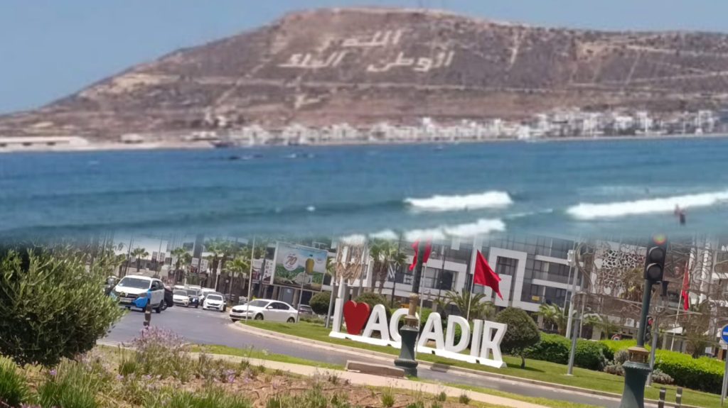 سحر آكادير.. عندما تُعانق الأمواج الجبال على أهازيج الموسيقى الأمازيغية