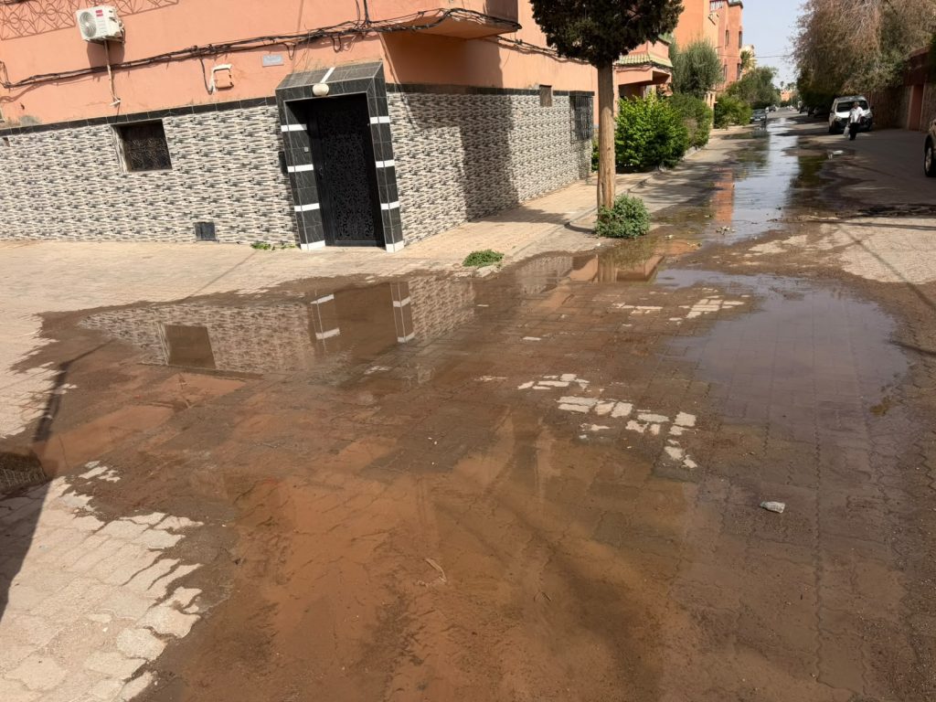 مراكش.. ضياع كميات كبيرة من مياه الشرب وغياب التدخل للشركة الجهوية - صور 24 مراكش.. ضياع كميات كبيرة من مياه الشرب وغياب التدخل للشركة الجهوية - صور