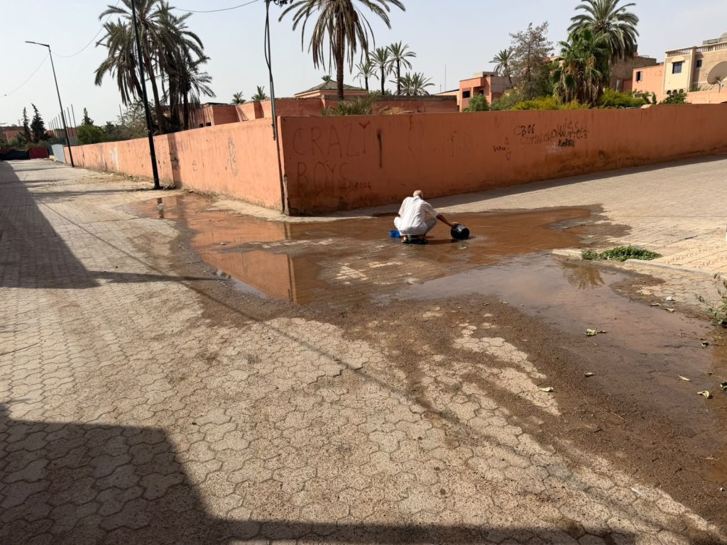مراكش.. ضياع كميات كبيرة من مياه الشرب وغياب التدخل للشركة الجهوية - صور 23 مراكش.. ضياع كميات كبيرة من مياه الشرب وغياب التدخل للشركة الجهوية - صور