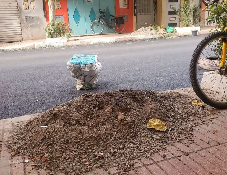 ميدلت.. أكوام الأتربة بممر الحدادة تثير استياء الساكنة