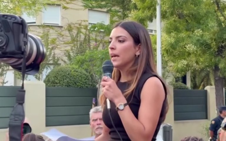 جدل في مدريد.. ناشطة يمينية تؤدي التحية النازية خلال احتجاج أمام السفارة المغربية