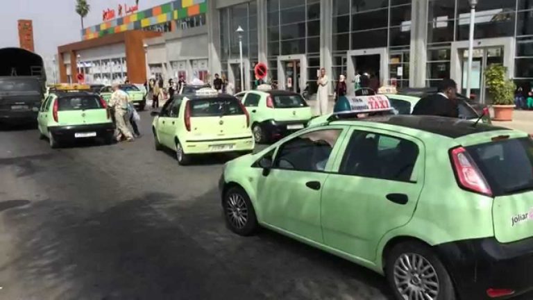 ساعة باش تشد طاكسي.. أزمة خانقة في النقل العمومي بالمحمدية هذا الصيف