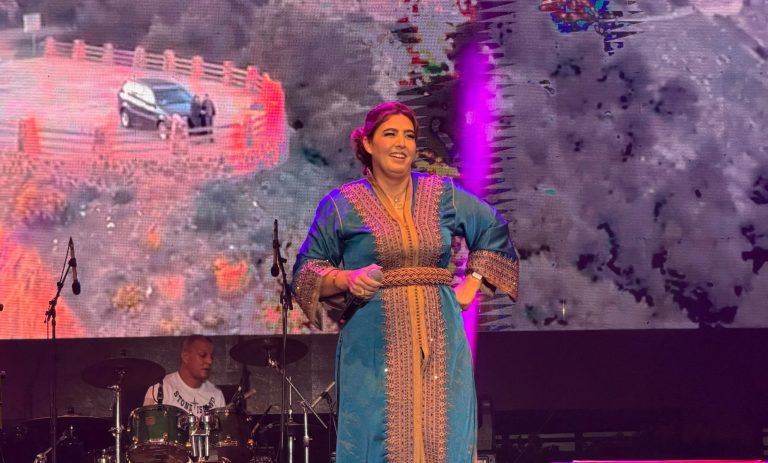 الحسيمة.. صابرينا تشعل منصة مهرجان الشواطئ بأغان ريفية تلهب حماس الجمهور