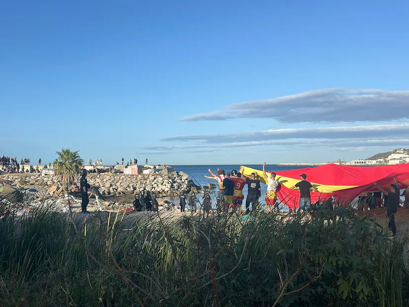التوتر يتصاعد بسبتة المحتلة.. محتجون يمنعون توزيع الطعام على المهاجرين