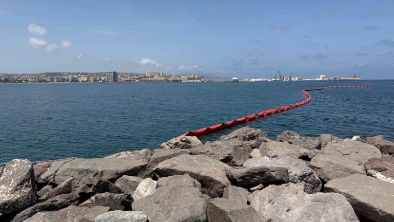 عوامات هندسية متطورة على سواحل مليلية المحتلة للحد من محاولات الهجرة