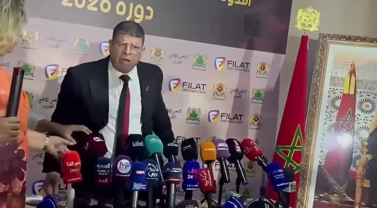 ولد الحوات يشتم صحافياً ويبصق عليه خلال ندوة صحفية في موسم مولاي عبد الله
