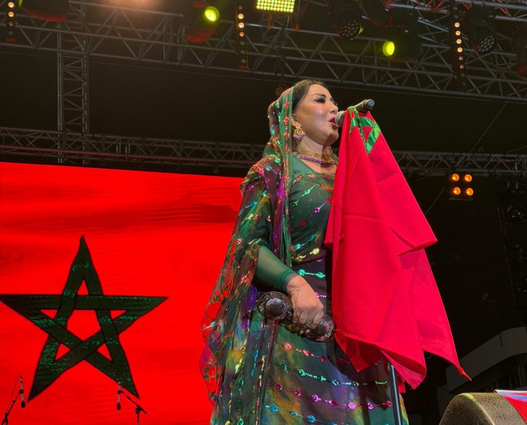 الحسيمة.. سعيدة شرف تحطم الرقم القياسي في الحضور الجماهيري بمهرجان الشواطئ