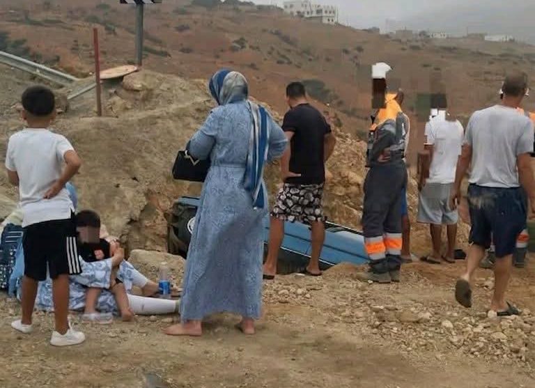 انقلاب سيارة بسبب الأمطار بمنطقة الجبهة بشفشاون.. ومواطنون ينقذون الركاب
