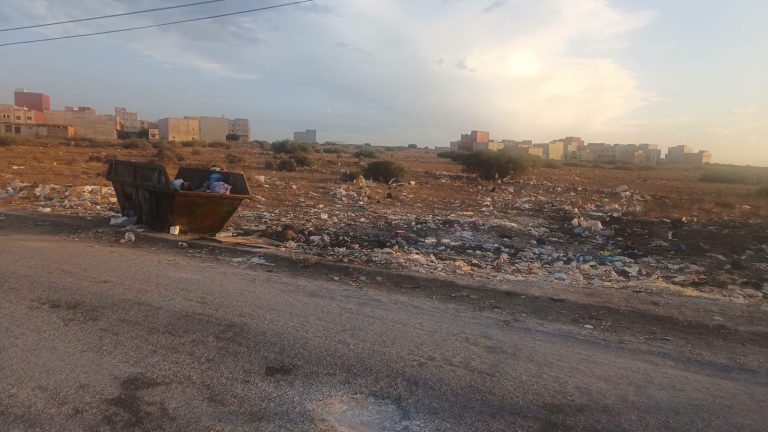 الناظور.. كارثة بيئية بطريق العمودية بالعروي تستدعي تدخلاً عاجلاً للمجلس البلدي