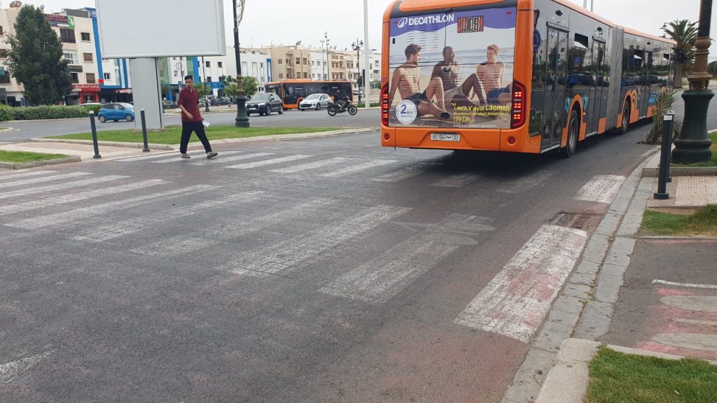 أكادير.. ممرات راجلين باهتة وعبور محفوف بالمخاطر