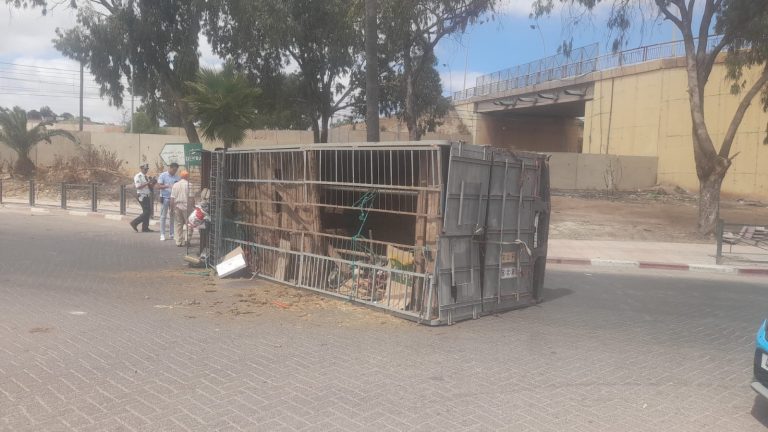 سطات.. انقلاب شاحنة بالشارع العام يستنفر السلطات