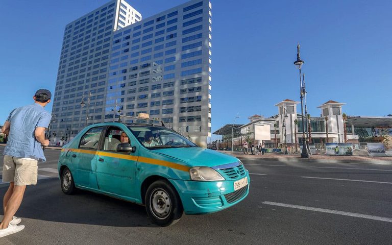 ‎أزمة المواصلات بطنجة.. انتظار طويل واكتظاظ و«طاكسيات» تختار وجهاتها