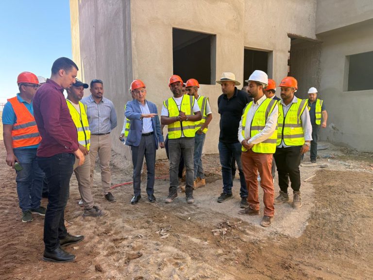 مراكش.. والي الجهة يتفقد أشغال مشاريع إعادة إيواء الأسر القاطنة بالدواوير العشوائية