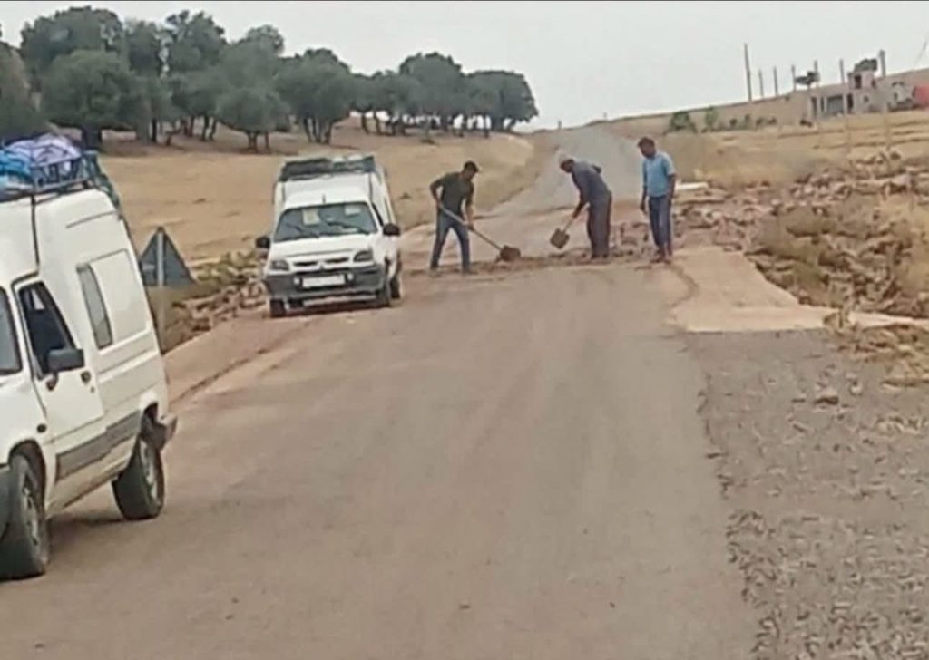 حين غابت آليات التجهيز ببولمان.. أبناء الجبل يتحملون المسؤولية ويفتحون الطريق بأنفسهم