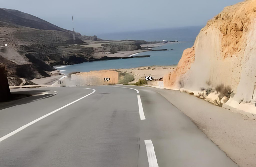 الناظور.. سلسلة هجمات ليلية بالحجارة ترعب مستعملي الطريق الساحلي