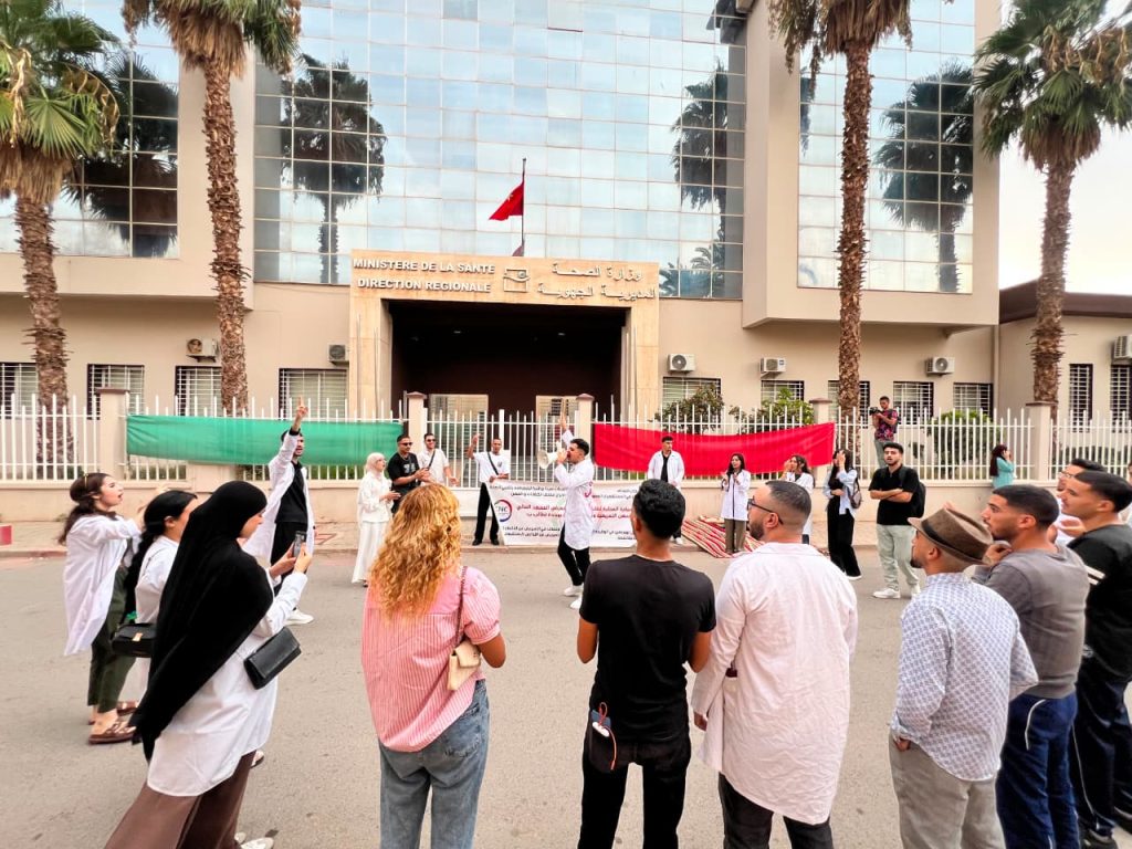 وجدة.. تنظيم وقفة واعتصام لطلبة وخريجي التمريض أمام مديرية الصحة