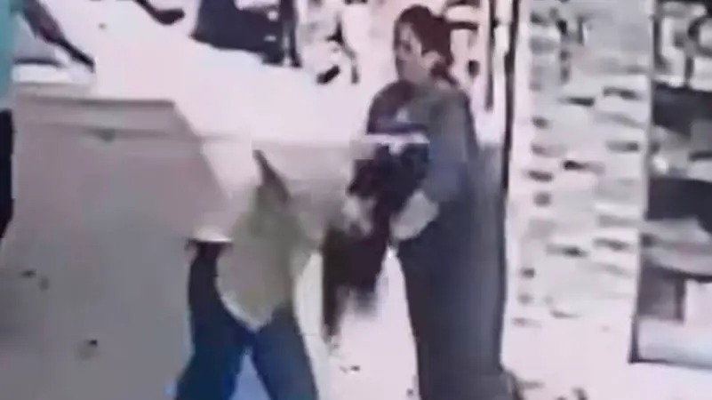 مصر.. توقيف والدي زوج بعد الاعتداء على زوجة إبنهما في الشارع