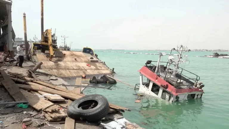 اليمن.. توقف كامل لميناء الخفا بعد قصفه من الحوثيين