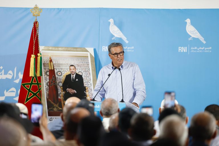 أخنوش من أمزميز: الحكومة فعلت قرار عدم فقدان الدعم الاجتماعي لسنة في حال الولوج للشغل