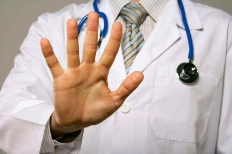 سيدي قاسم.. اعتداء على طبيب بالمستعجلات في مشرع بلقصيري وإصابته بجروح وكسور