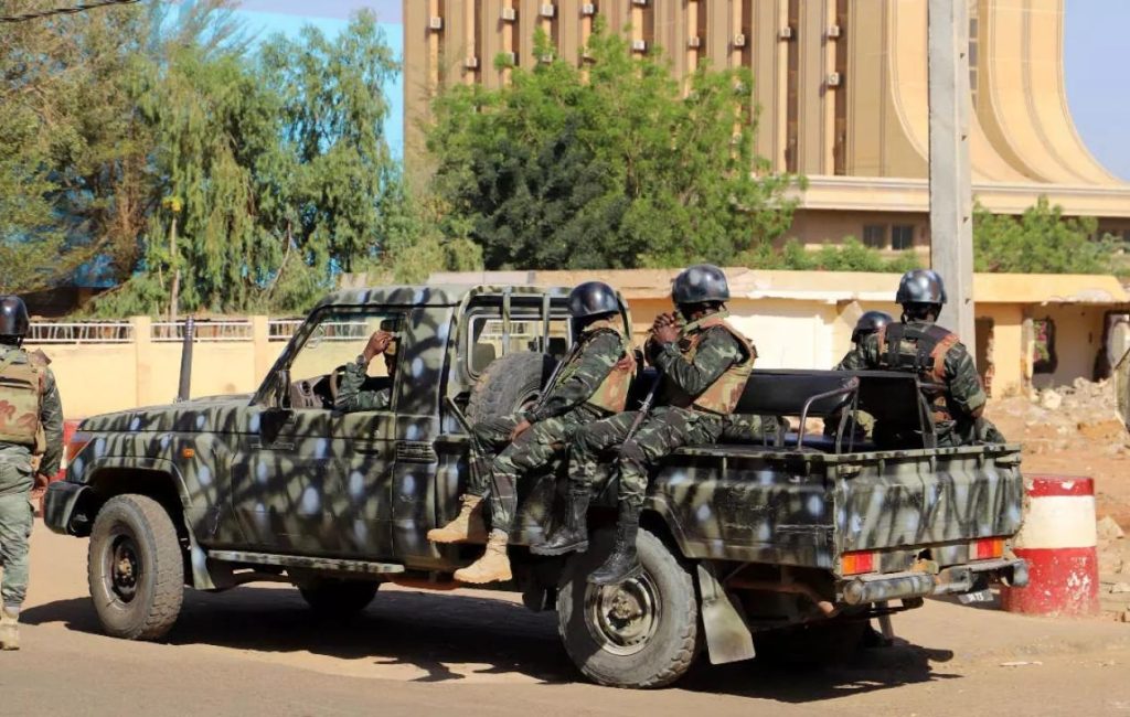 تمرد عسكري يهز النيجر.. جنود يهاجمون المطار والقصر الرئاسي في نيامي